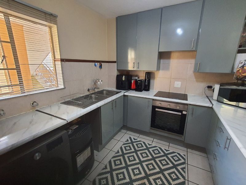 Charming 3 Bed with large garden in 24 hour guarded complex - Photo 2