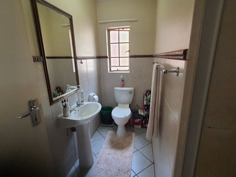 Charming 3 Bed with large garden in 24 hour guarded complex - Photo 10