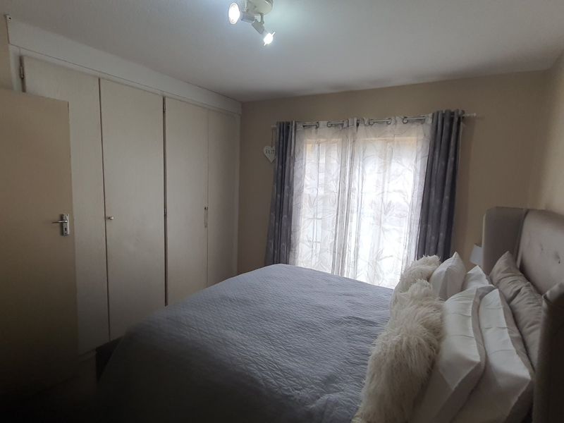 Charming 3 Bed with large garden in 24 hour guarded complex - Photo 9