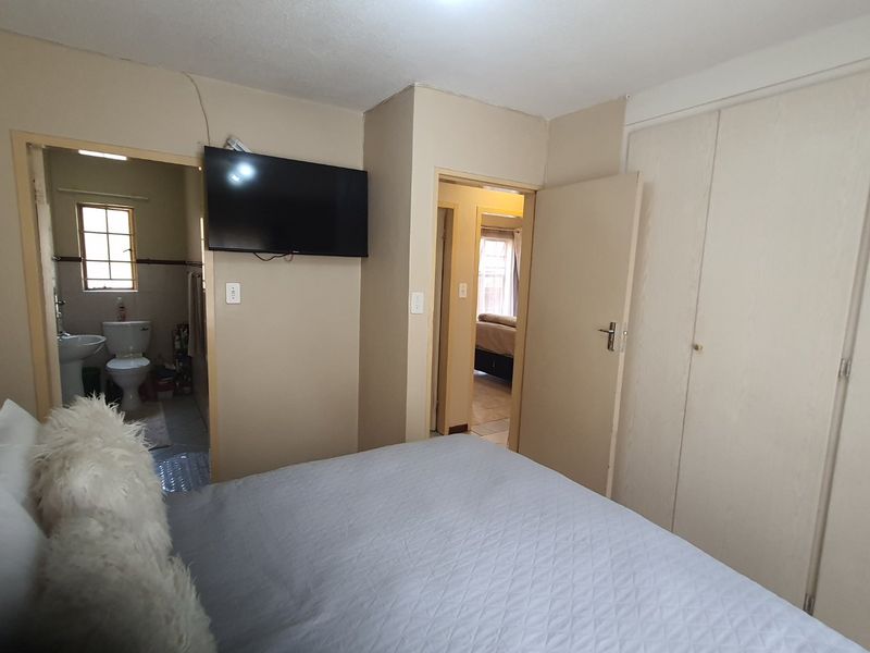 Charming 3 Bed with large garden in 24 hour guarded complex - Photo 8