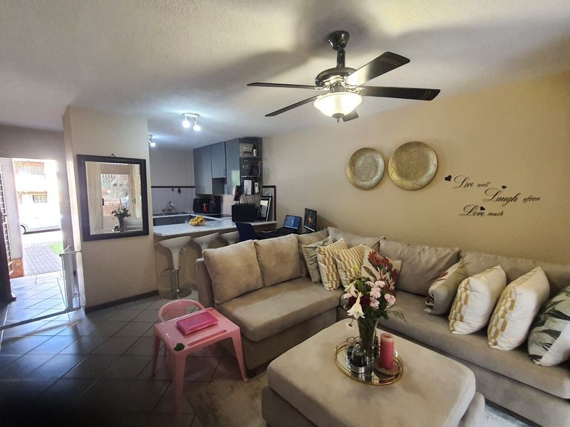 Charming 3 Bed with large garden in 24 hour guarded complex - Photo 6
