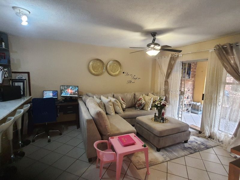 Charming 3 Bed with large garden in 24 hour guarded complex - Photo 7