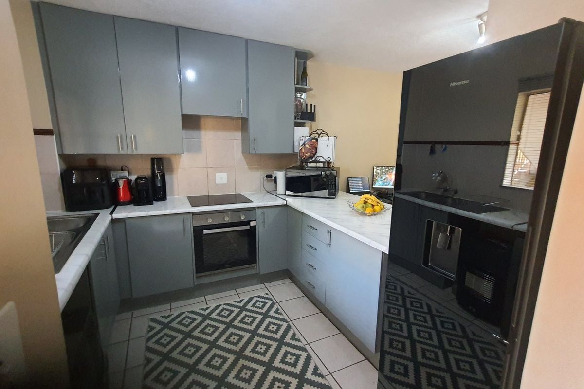 Charming 3 Bed with large garden in 24 hour guarded complex - Photo 3