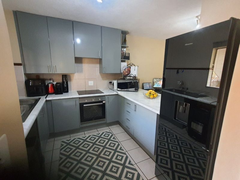Charming 3 Bed with large garden in 24 hour guarded complex - Photo 3