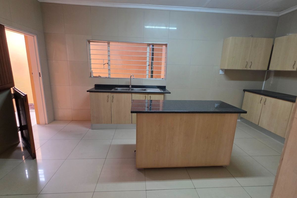 NEWLY RENOVATED 2 BEDROOM, 2 BATHROOM SIMPLEX IN LAUDIUM - Photo 3