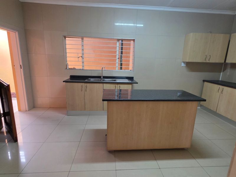 NEWLY RENOVATED 2 BEDROOM, 2 BATHROOM SIMPLEX IN LAUDIUM - Photo 3