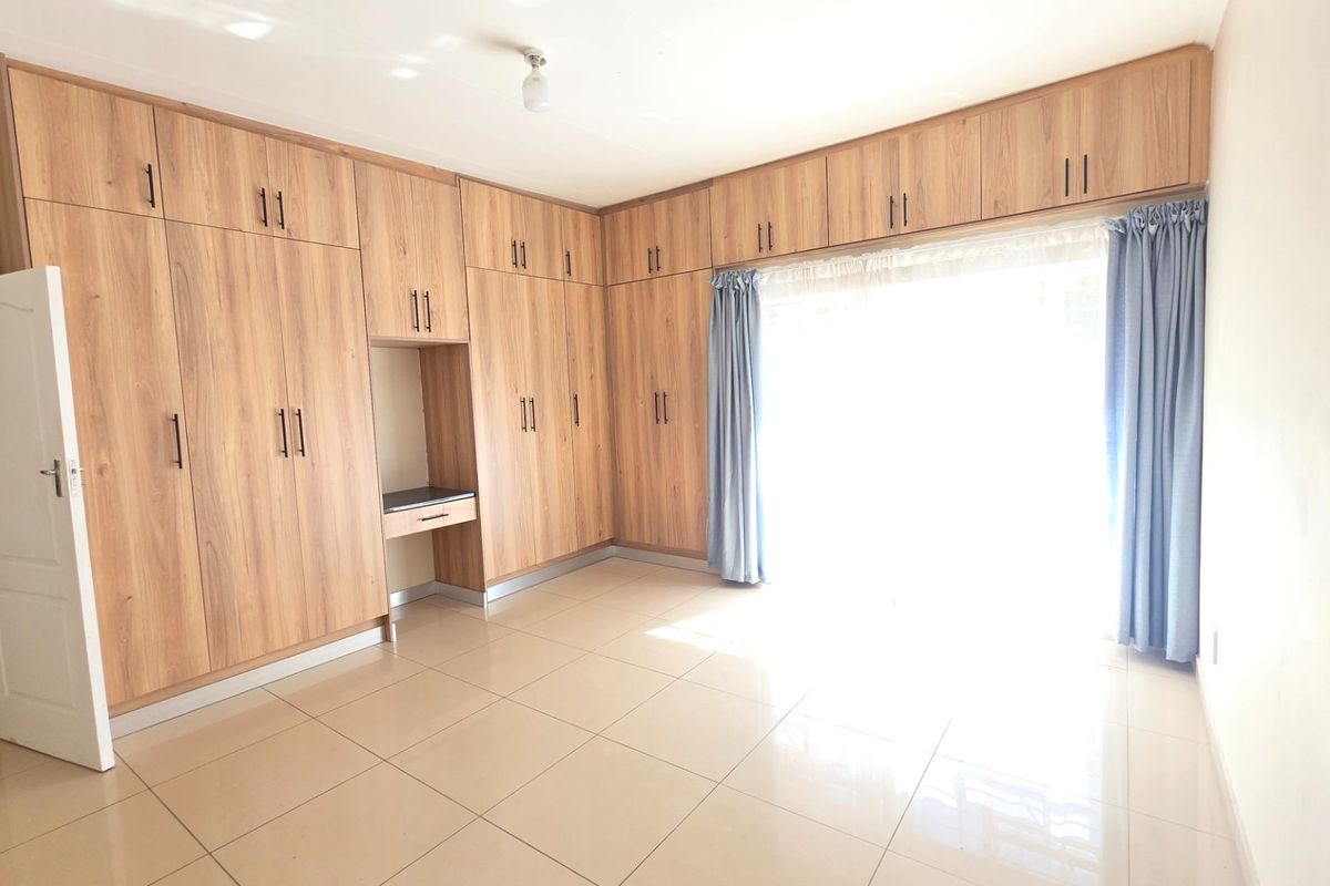 NEWLY RENOVATED 2 BEDROOM, 2 BATHROOM SIMPLEX IN LAUDIUM - Photo 5