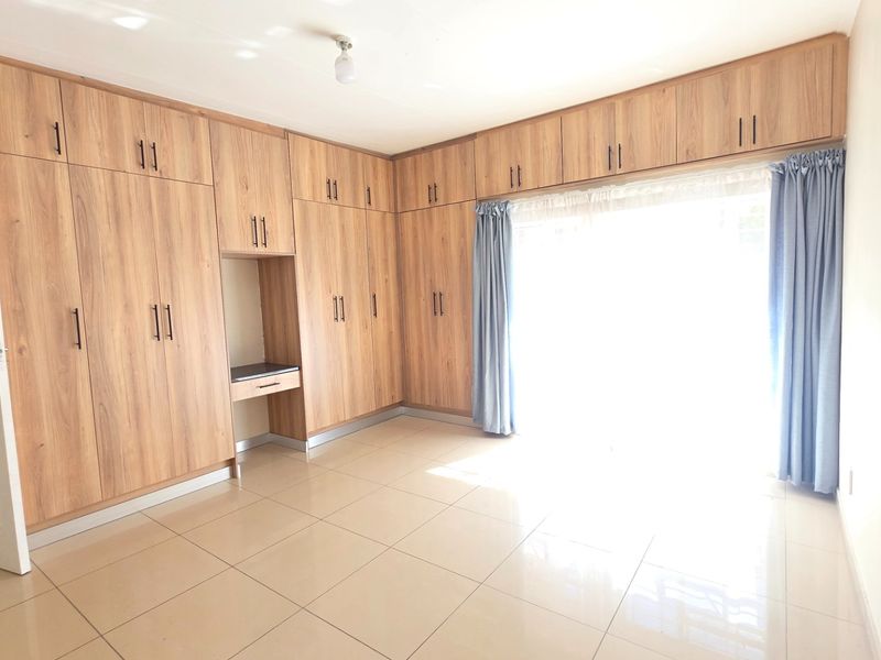 NEWLY RENOVATED 2 BEDROOM, 2 BATHROOM SIMPLEX IN LAUDIUM - Photo 5