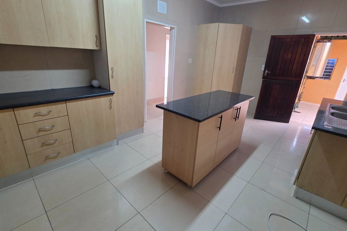 NEWLY RENOVATED 2 BEDROOM, 2 BATHROOM SIMPLEX IN LAUDIUM - Photo 4