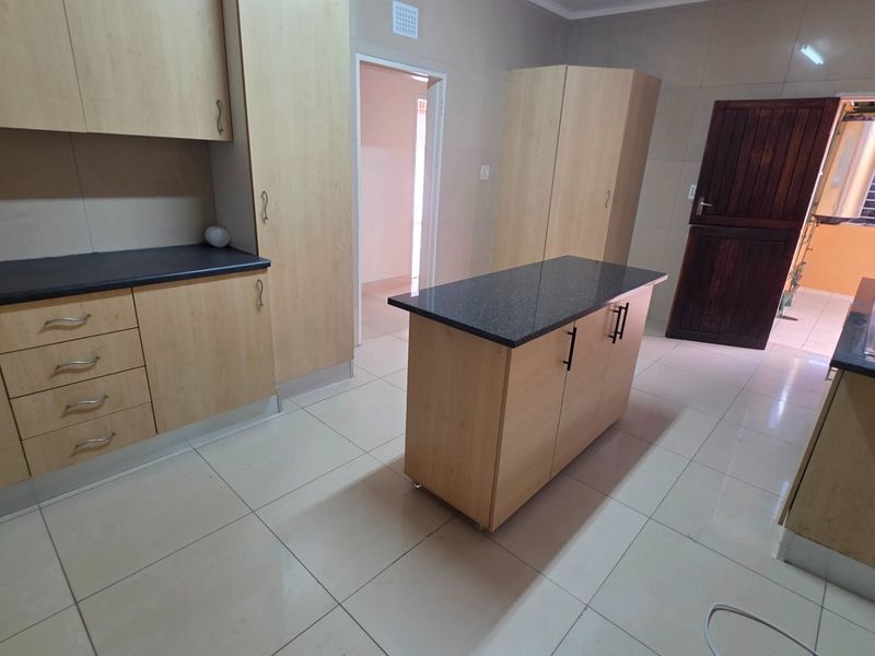 NEWLY RENOVATED 2 BEDROOM, 2 BATHROOM SIMPLEX IN LAUDIUM - Photo 4