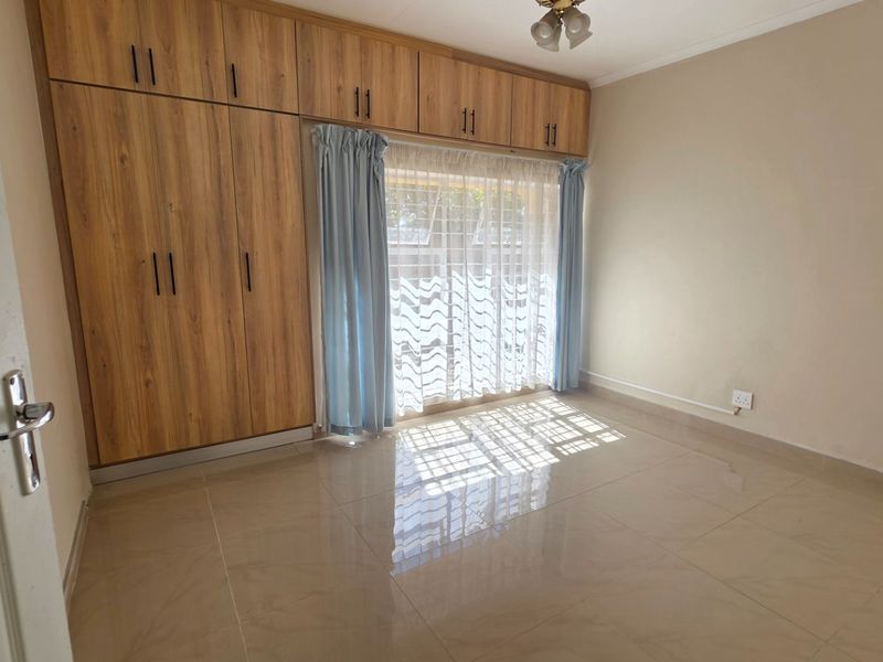 NEWLY RENOVATED 2 BEDROOM, 2 BATHROOM SIMPLEX IN LAUDIUM - Photo 10