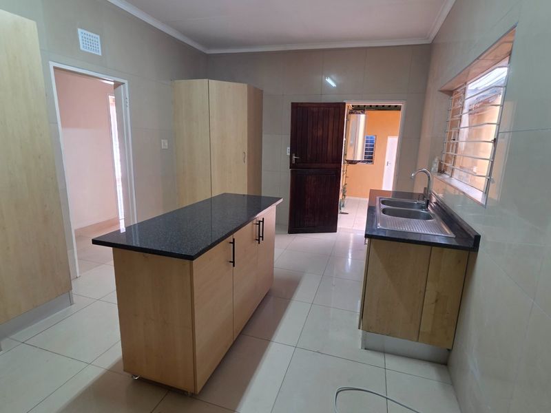 NEWLY RENOVATED 2 BEDROOM, 2 BATHROOM SIMPLEX IN LAUDIUM - Photo 9