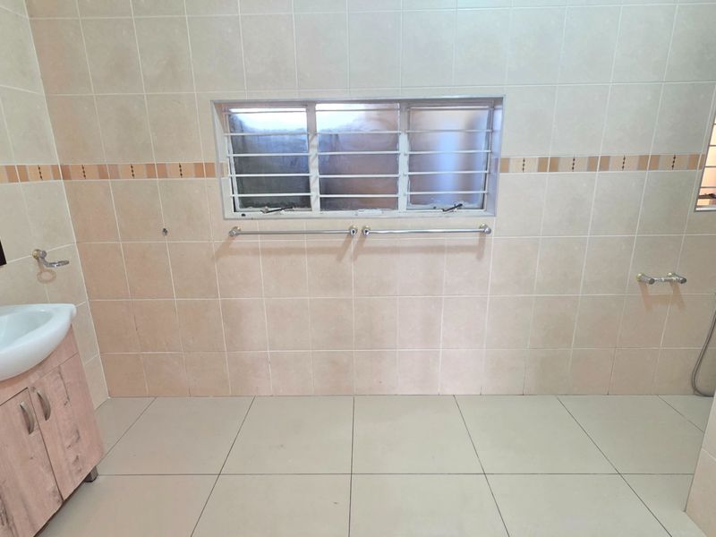NEWLY RENOVATED 2 BEDROOM, 2 BATHROOM SIMPLEX IN LAUDIUM - Photo 8