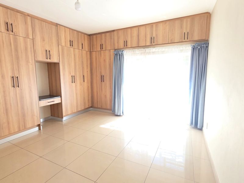 NEWLY RENOVATED 2 BEDROOM, 2 BATHROOM SIMPLEX IN LAUDIUM - Photo 7