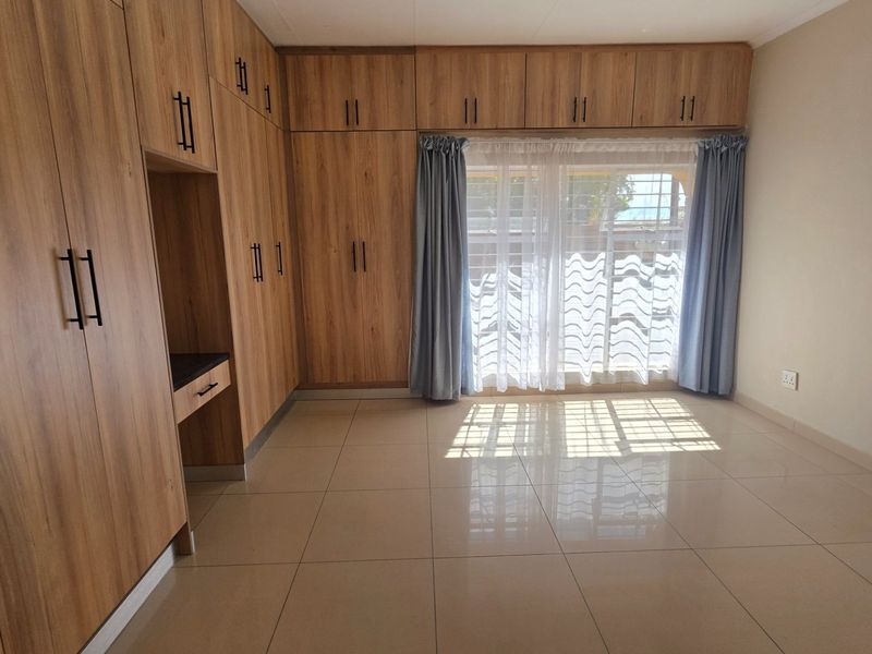 NEWLY RENOVATED 2 BEDROOM, 2 BATHROOM SIMPLEX IN LAUDIUM - Photo 6
