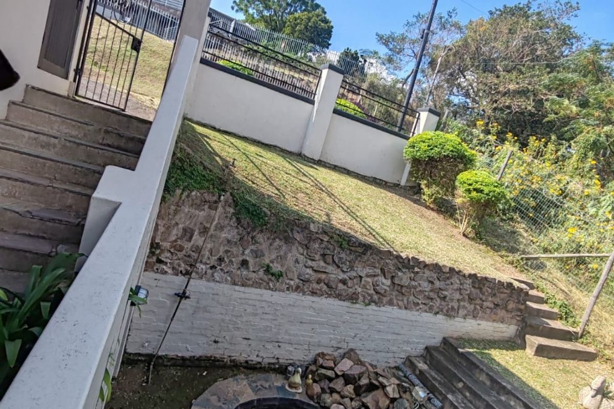 Spacious 5 Bedroom Double Storey Family Home with Basement & Double Garage in Prime Reservoir Hills Location - Photo 4