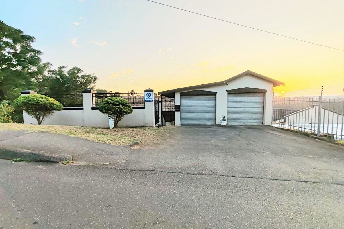 Spacious 5 Bedroom Double Storey Family Home with Basement & Double Garage in Prime Reservoir Hills Location - Photo 2