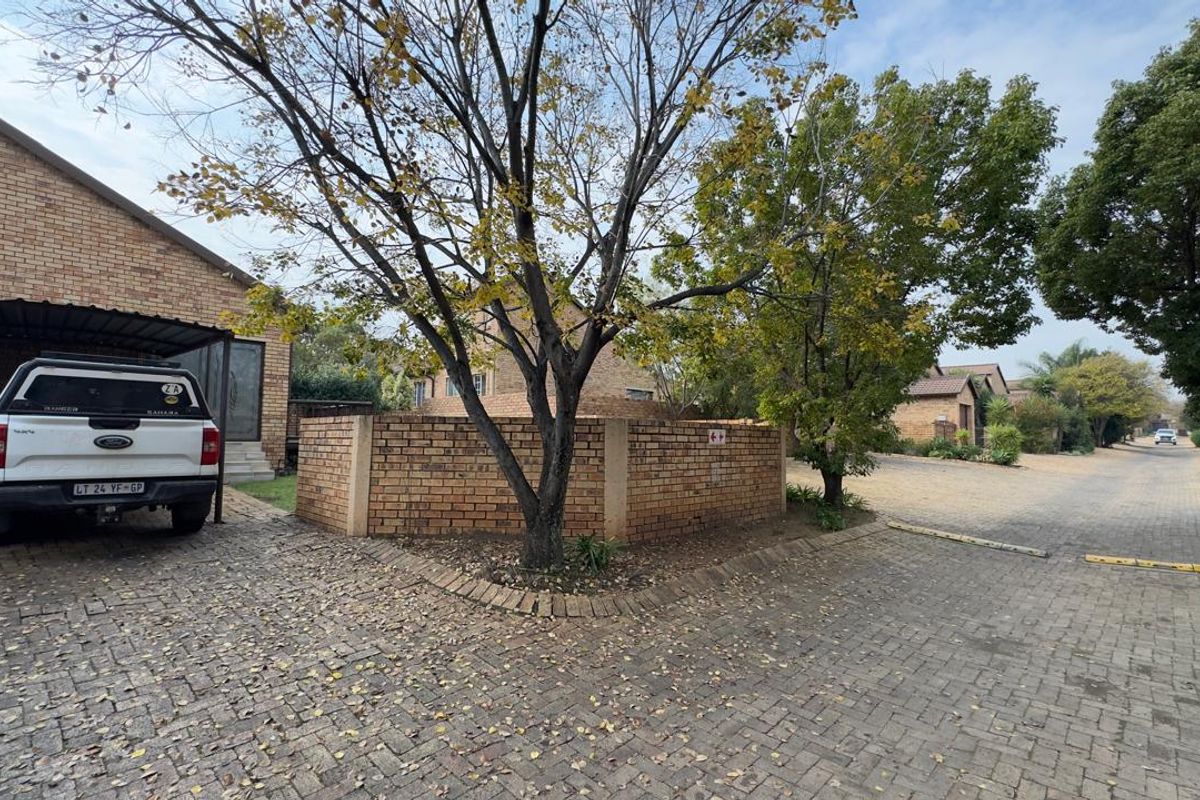 2 Bedroom 2 Bathroom Townhouse  - Photo 2