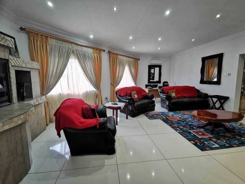 Modern Elegance Meets Exceptional Family Living in Erasmia - Photo 4