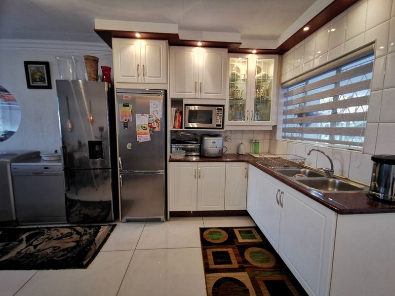 Modern Elegance Meets Exceptional Family Living in Erasmia - Photo 6