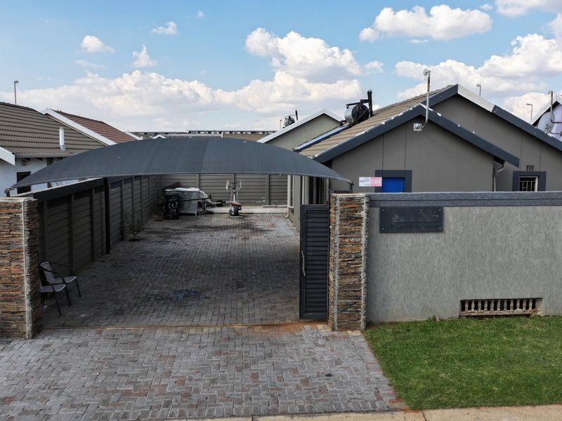 Bright Family Home in Sky City with Fibre and Solar Geyser - Photo 3