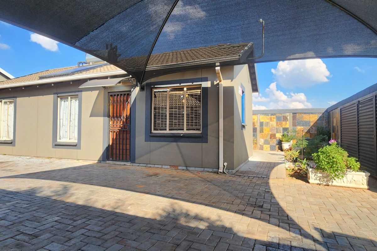 Bright Family Home in Sky City with Fibre and Solar Geyser - Photo 4