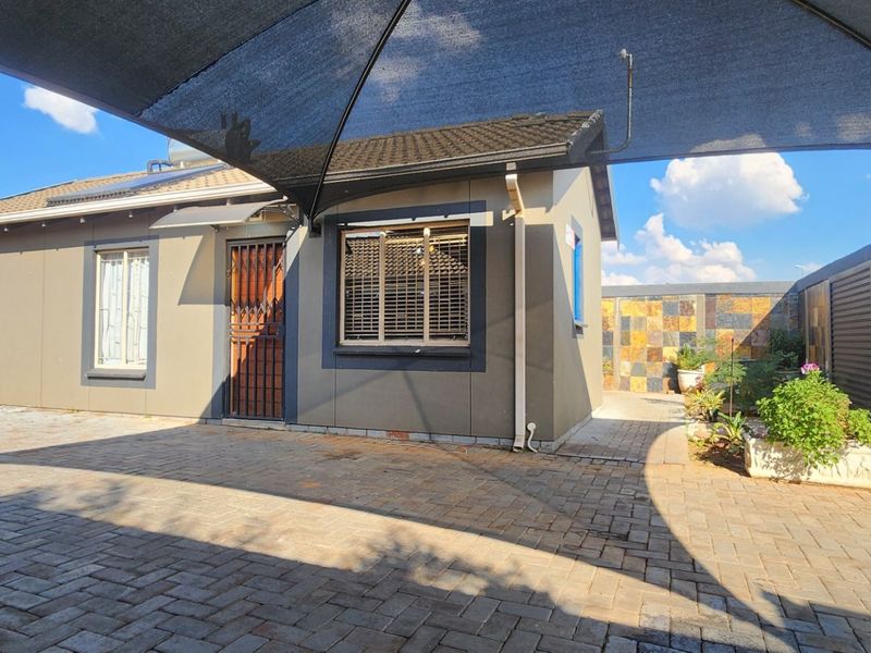 Bright Family Home in Sky City with Fibre and Solar Geyser - Photo 4