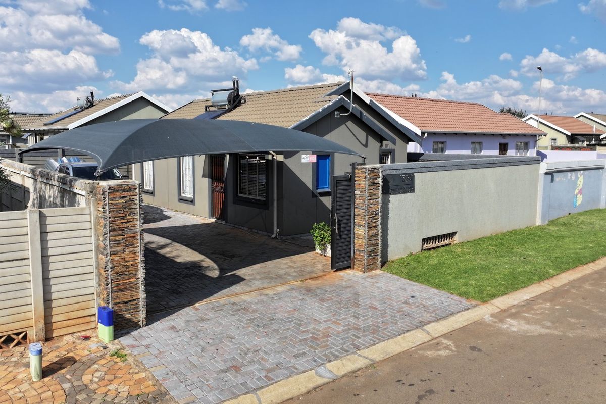 Bright Family Home in Sky City with Fibre and Solar Geyser - Photo 2