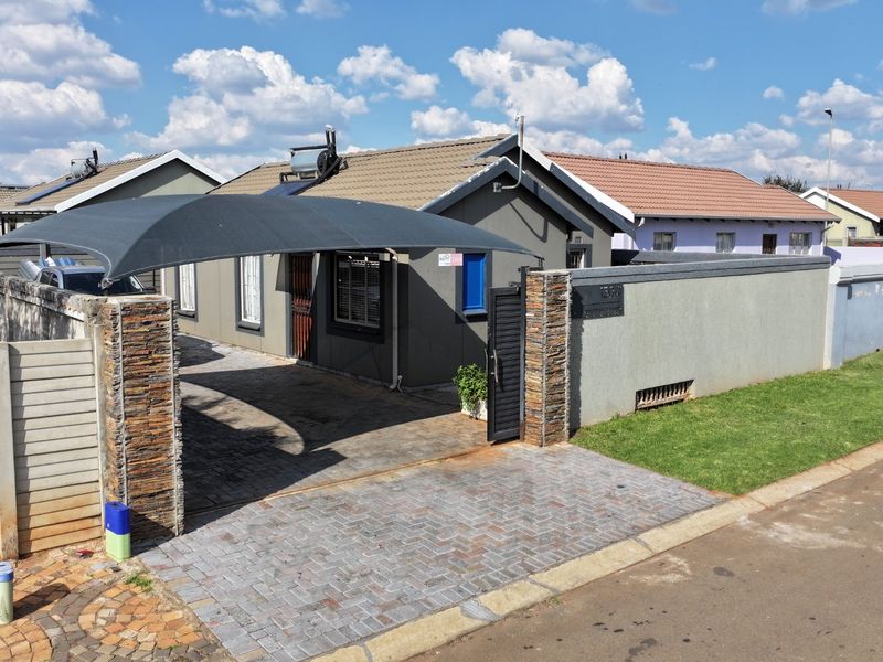 Bright Family Home in Sky City with Fibre and Solar Geyser - Photo 2