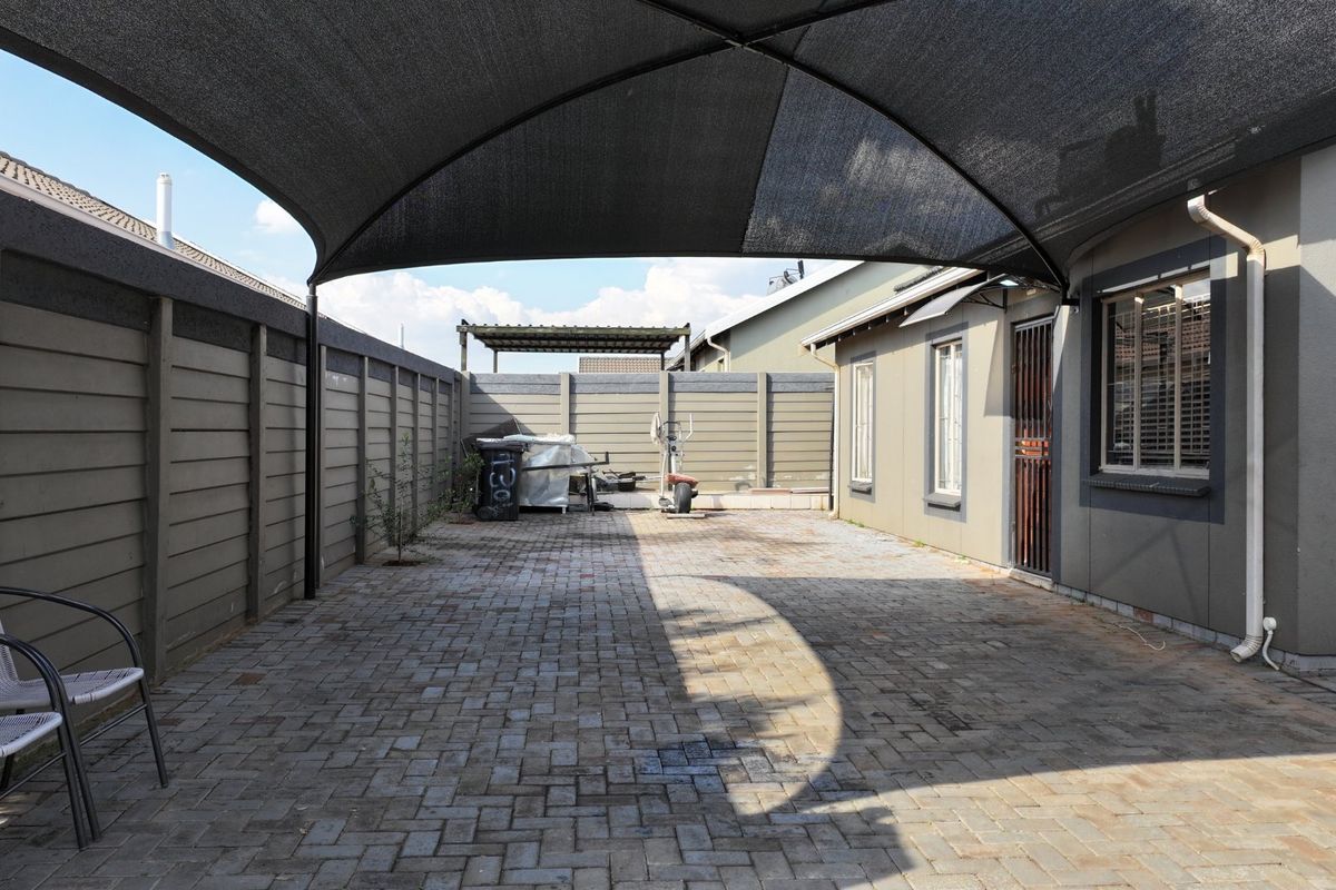 Bright Family Home in Sky City with Fibre and Solar Geyser - Photo 5