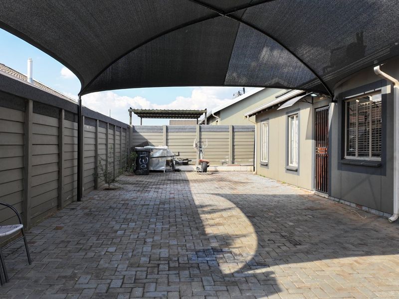 Bright Family Home in Sky City with Fibre and Solar Geyser - Photo 5