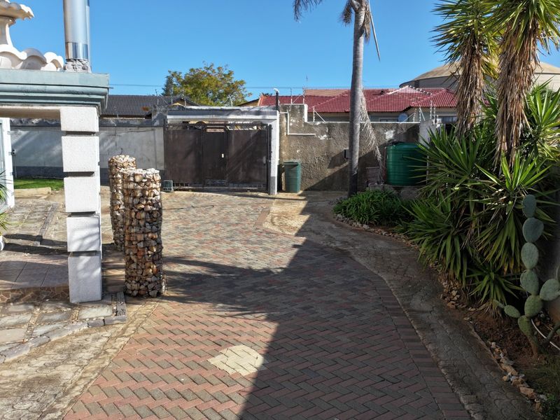 Palm Ridge Family Haven with Pool and Flatlet - Photo 10