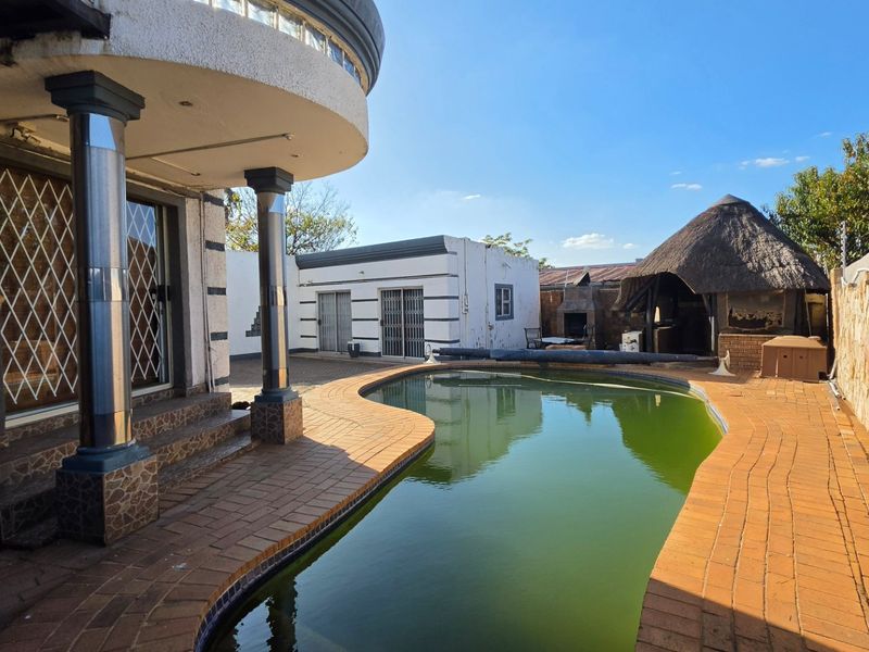 Palm Ridge Family Haven with Pool and Flatlet - Photo 8