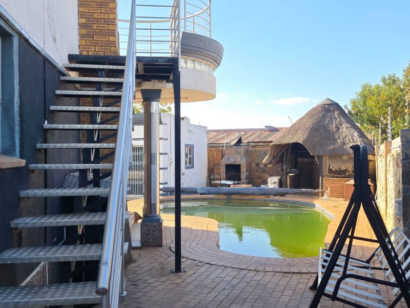 Palm Ridge Family Haven with Pool and Flatlet - Photo 7