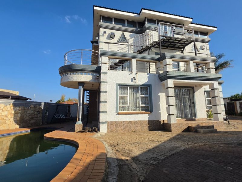 Palm Ridge Family Haven with Pool and Flatlet - Photo 6