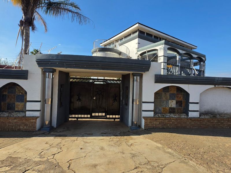 Palm Ridge Family Haven with Pool and Flatlet - Photo 1