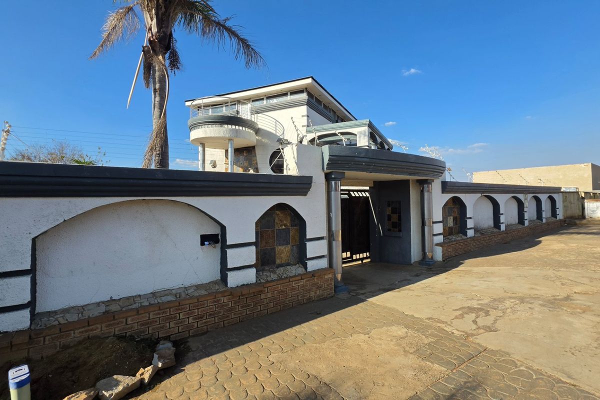 Palm Ridge Family Haven with Pool and Flatlet - Photo 3