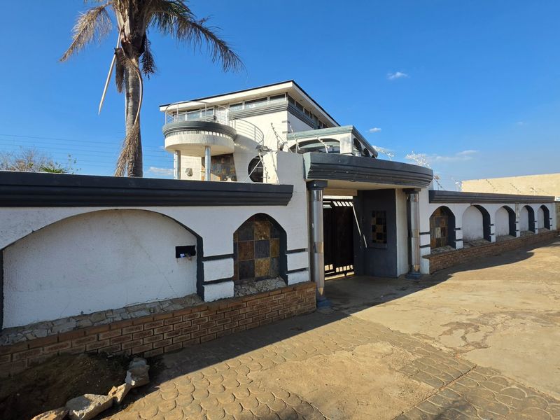 Palm Ridge Family Haven with Pool and Flatlet - Photo 3