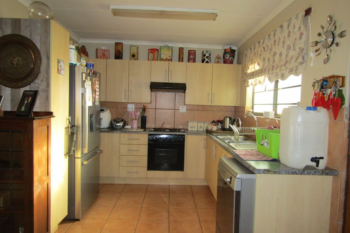 Charming Thabazimbi home with ample garden space - Photo 2