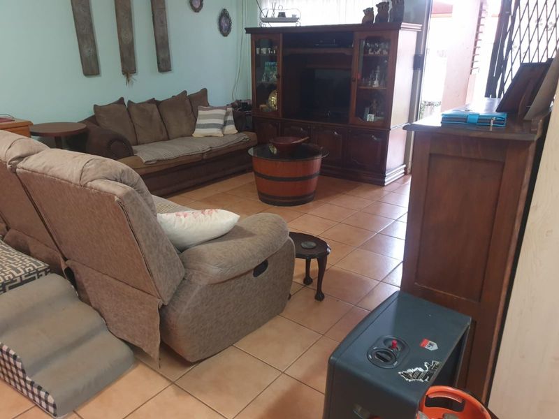Charming Thabazimbi home with ample garden space - Photo 9