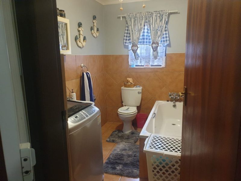 Charming Thabazimbi home with ample garden space - Photo 4
