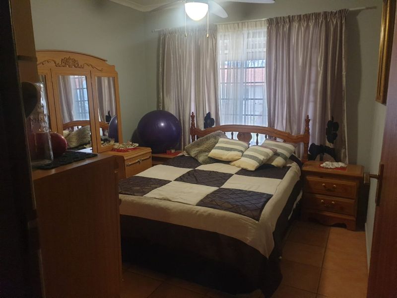 Charming Thabazimbi home with ample garden space - Photo 6