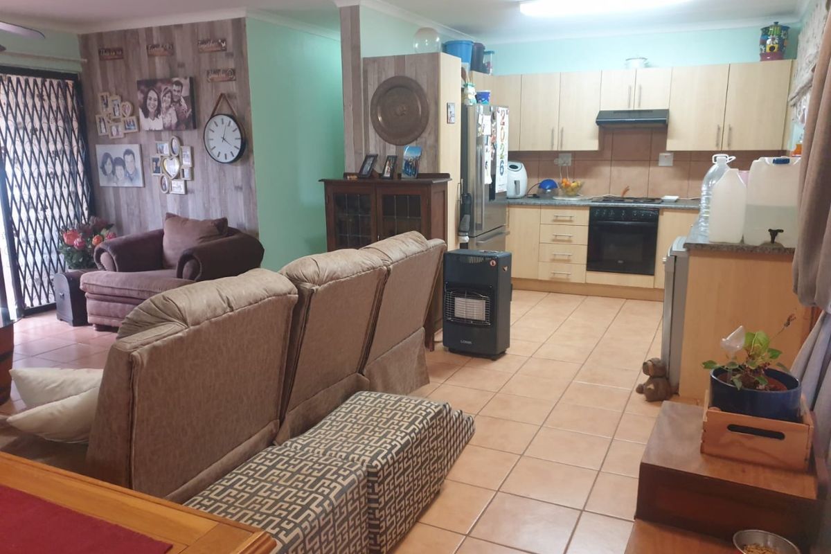 Charming Thabazimbi home with ample garden space - Photo 3
