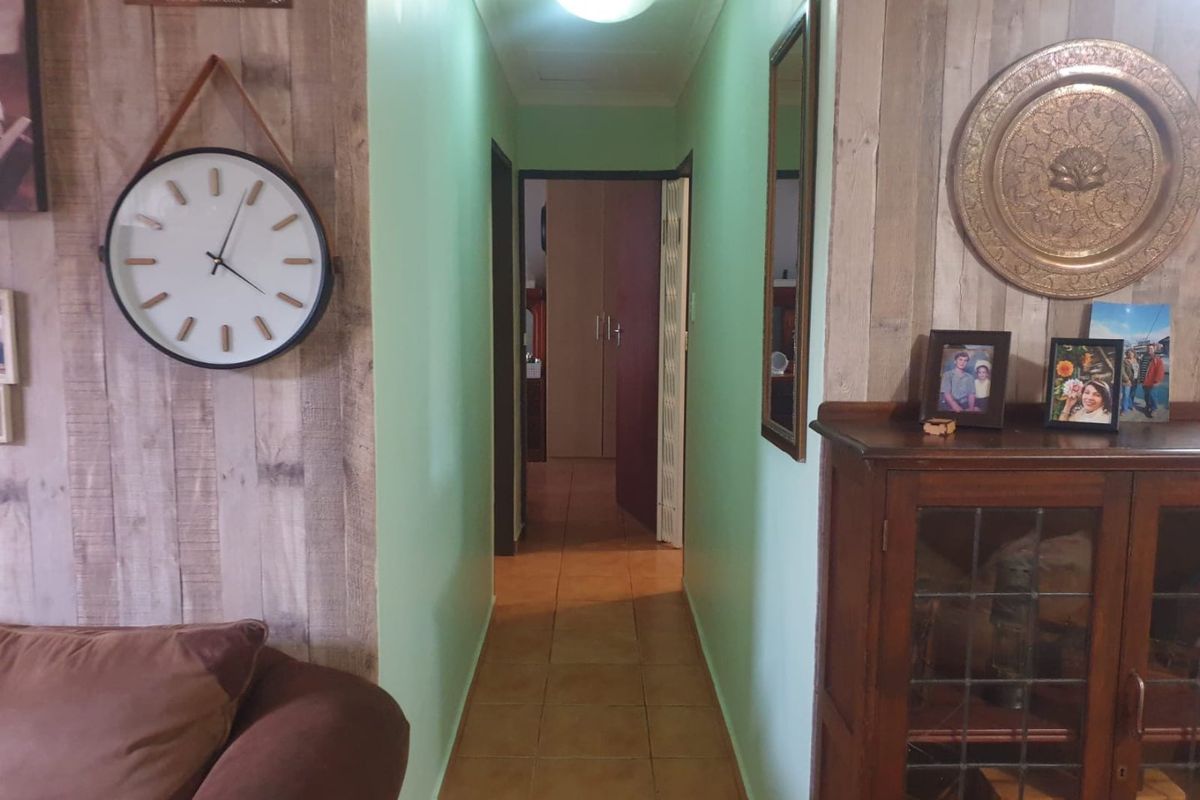 Charming Thabazimbi home with ample garden space - Photo 5