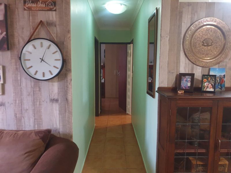 Charming Thabazimbi home with ample garden space - Photo 5