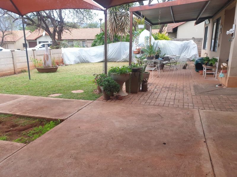 Charming Thabazimbi home with ample garden space - Photo 10