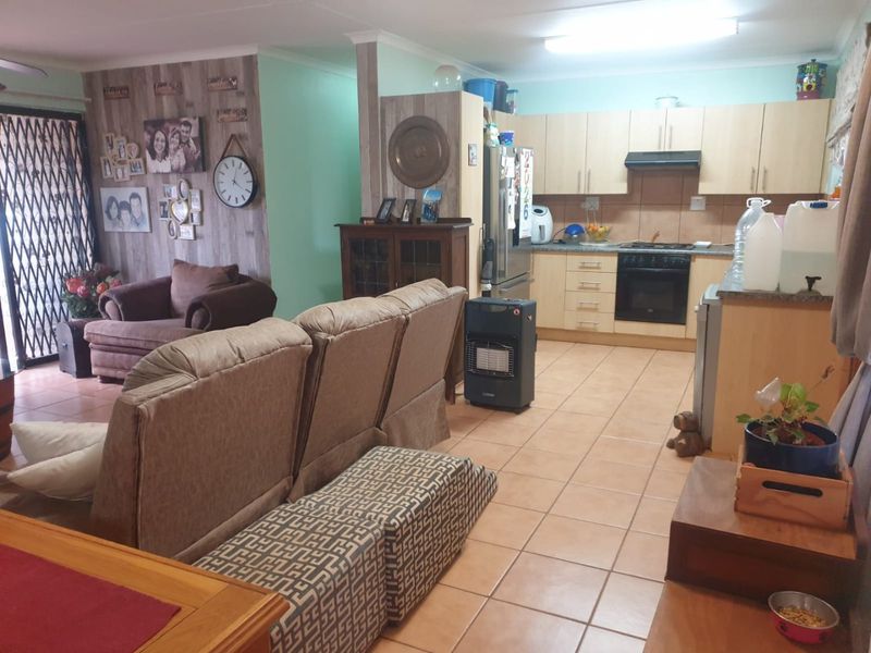 Charming Thabazimbi home with ample garden space - Photo 3