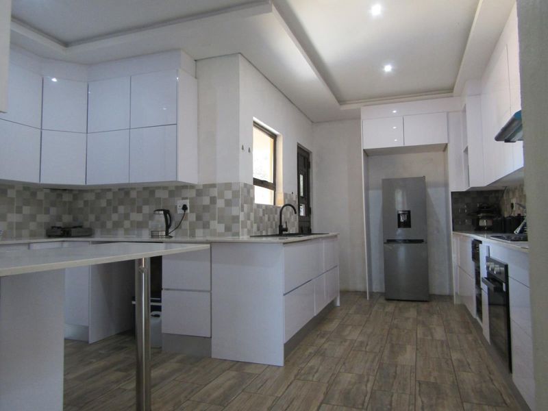 This property is just as lovely as the outside. As soon as you walk in the front door, you’re greeted by a warm and welcoming atmosphere. The house is spacious and has big aluminium windows that let in lots of natural light. - Photo 2