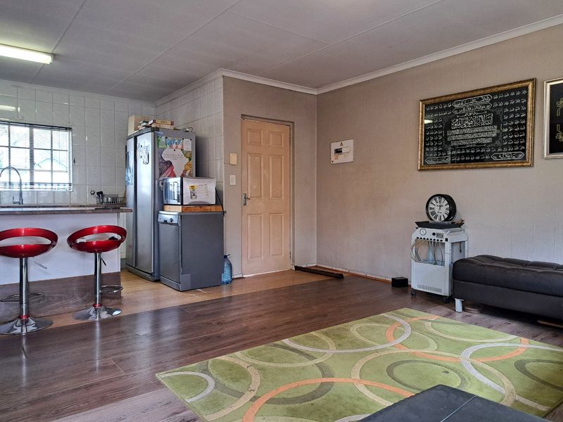 2 Bedroom Freehold Cluster with R400 Levies - Photo 5