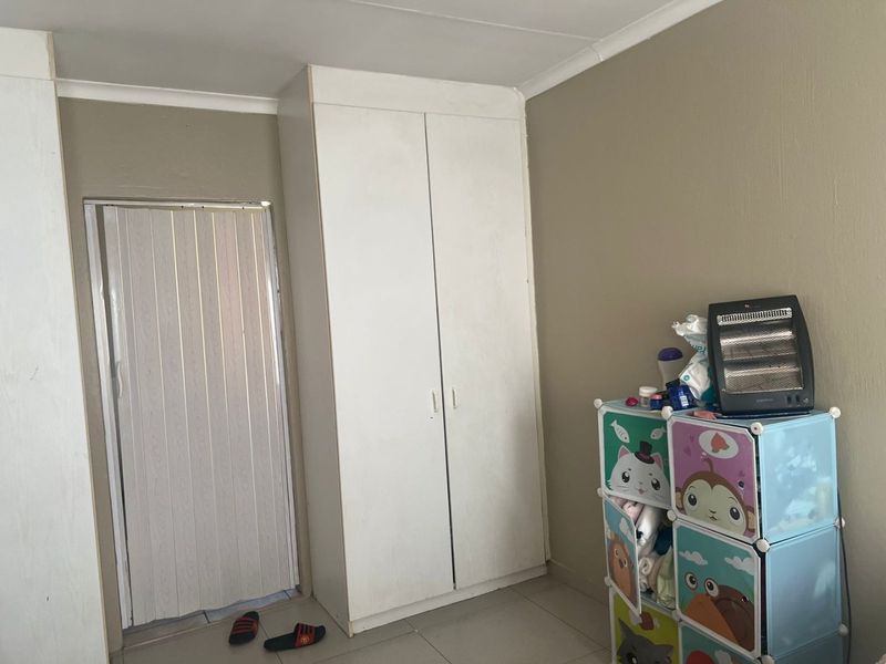 3 bedroom Apartment For sale in Heuwelsig Estate - Photo 10